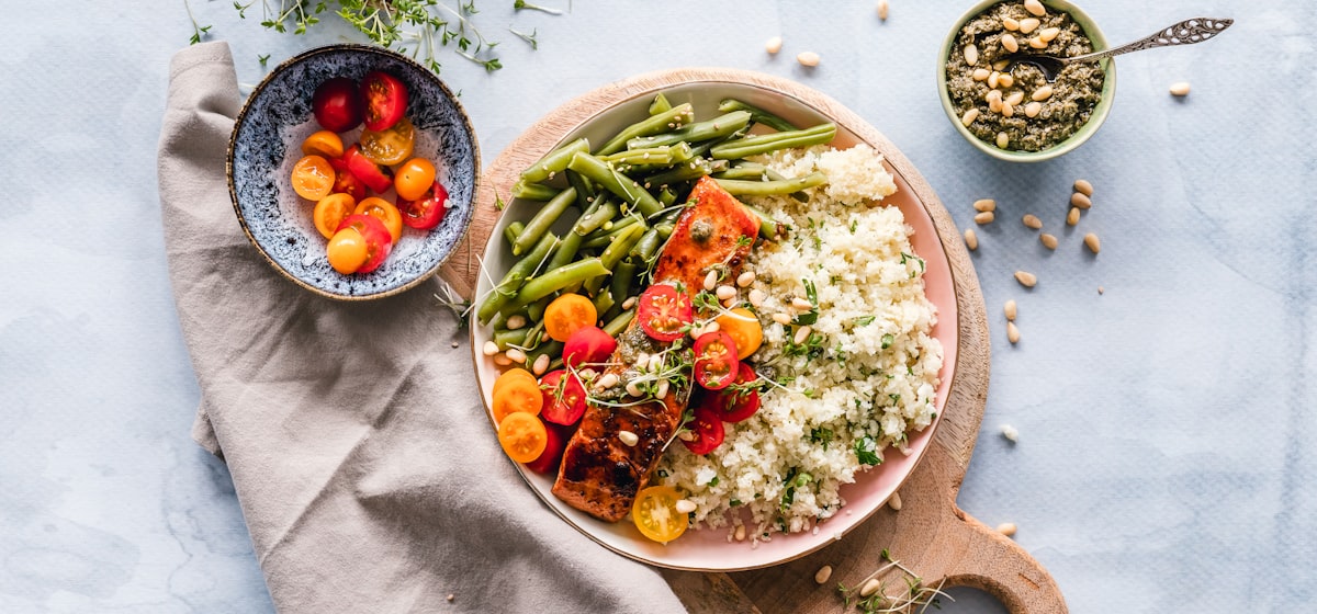 Piatto Halal: salmone, couscous e verdure fresche
